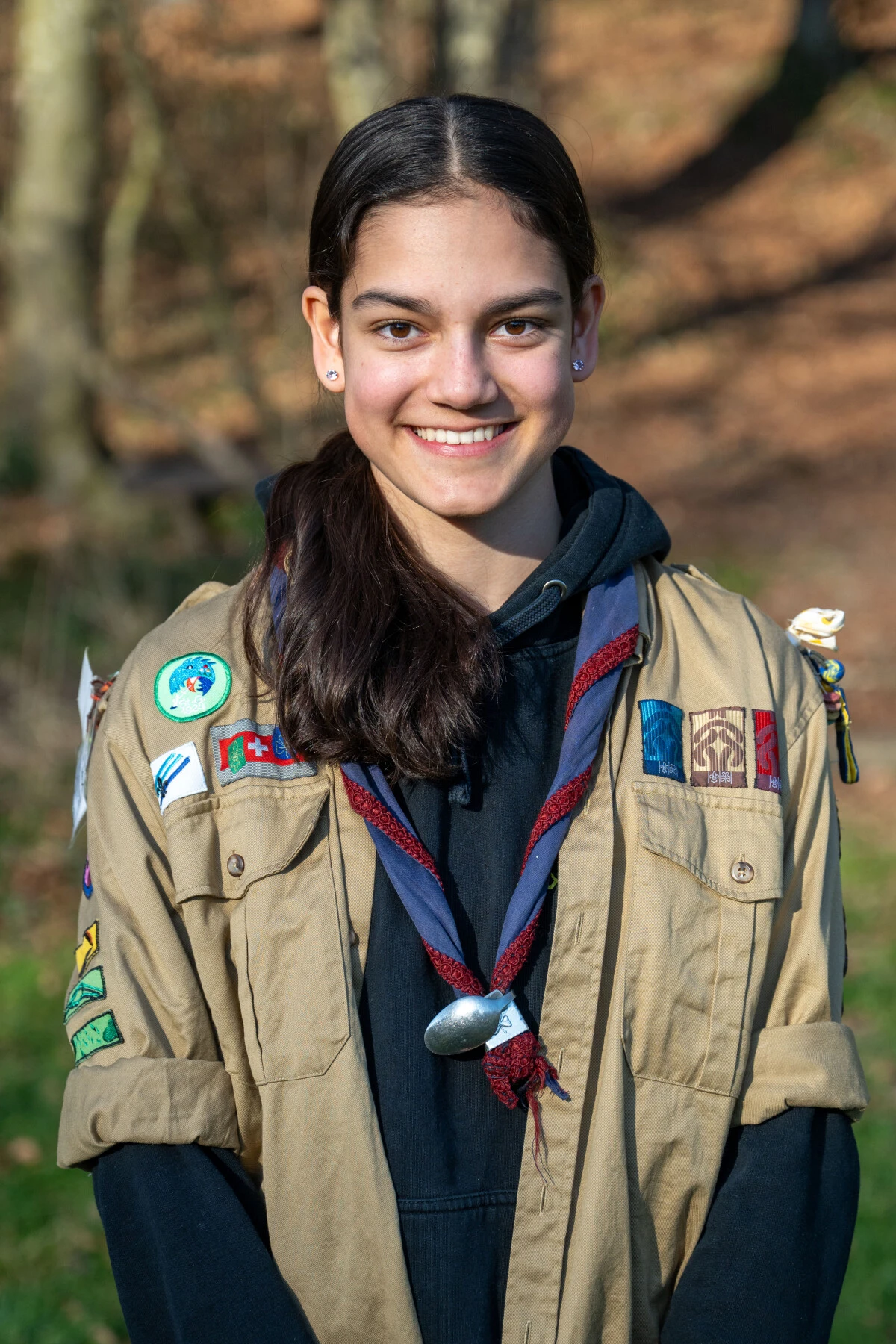 Ich bin Vayu (Asha Mühlemann), 2009 geboren und wohne in Hedingen. Ich besuche das MNG Rämibühl und in meiner Freizeit mache ich Team Aerobic, Trapez und bin im DTV Hedingen. 2013 habe ich meine Pfadikarriere als Biber begonnen und seit 2016 bin ich in der Pfadi Säuliamt. In der Waya und später in der Obfilda durfte ich viele unvergessliche Momente erleben. Anschliessend flog ich in die Piostufe, wo ich aufs Leiten vorbereitet wurde. Nun freue ich mich, die Mettos leiten zu dürfen und meine Freude an der Pfadi weiterzugeben.